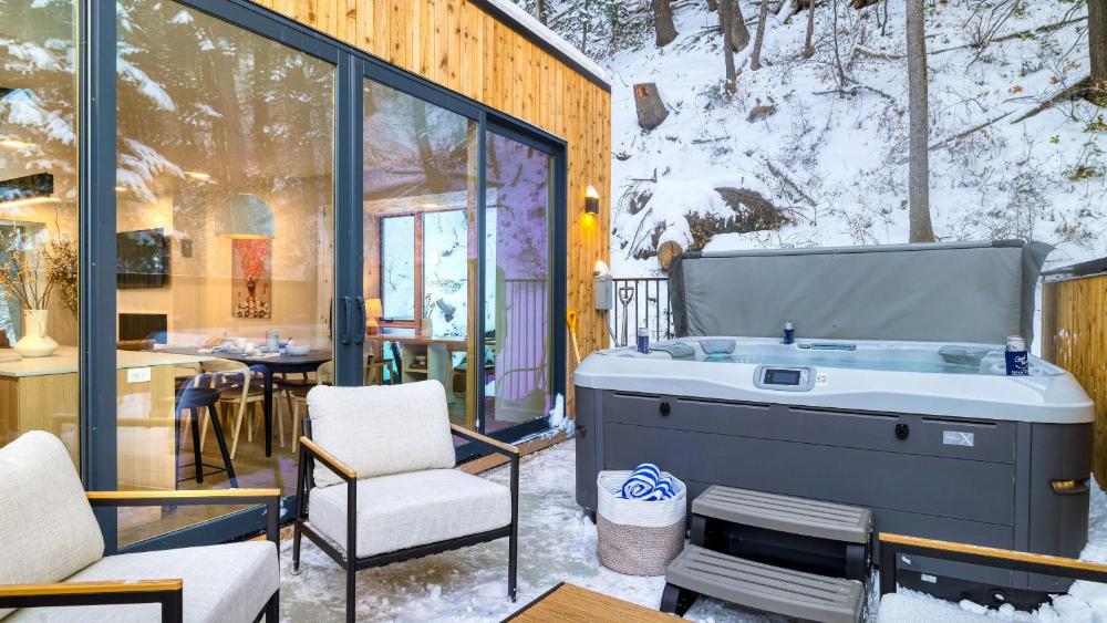 Luxury Ski Home w Hot Tub • Near Trails Downtown Parkview Mountain House